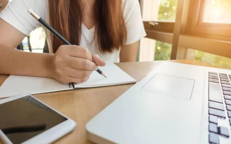 ‌如何选择合适的网站制作平台或技术栈？‌考虑因素有哪些？‌